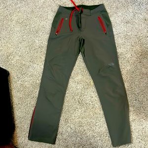 The Northface men’s 30x32 tech hiking pants like new